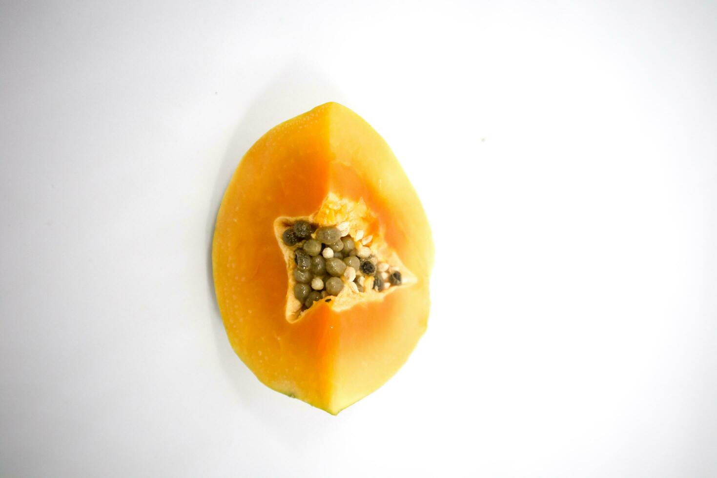 en forma de estrella piezas de papaya Fruta aislado en blanco antecedentes foto