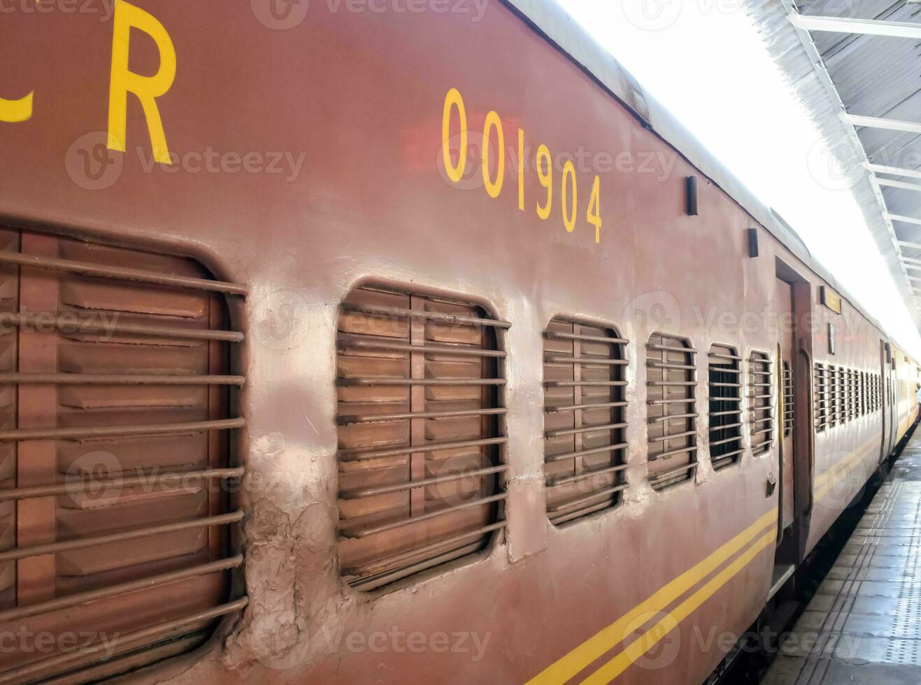 indio ferrocarril tren a amritsar ferrocarril estación plataforma durante Mañana tiempo, vistoso tren a amritsar, Punjab ferrocarril estación foto