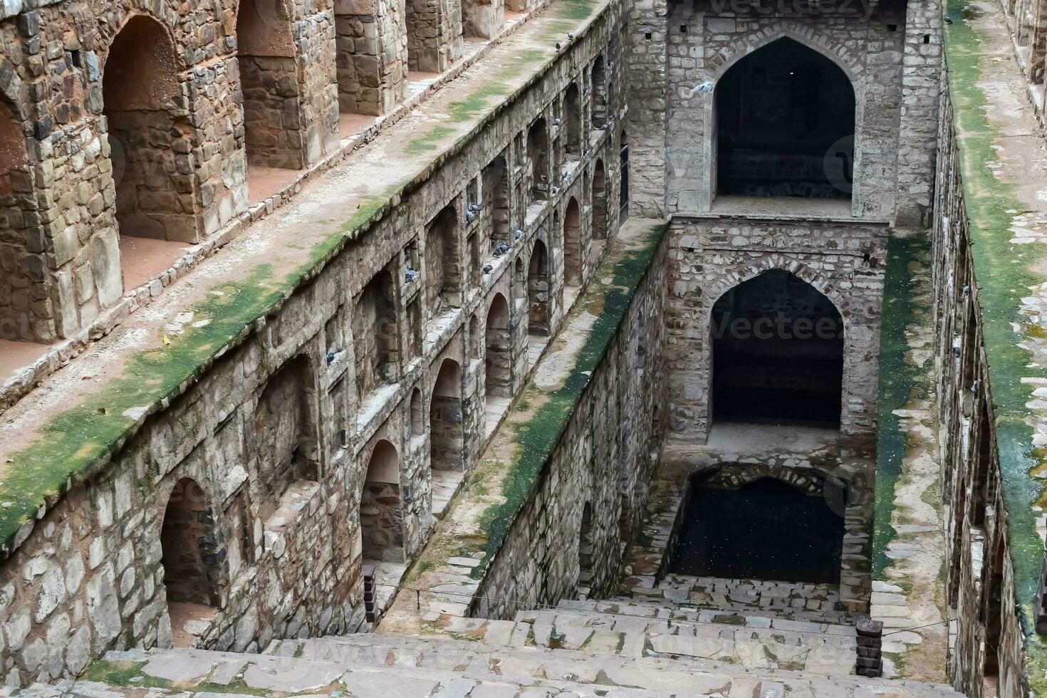 agrasen ki baoli - paso bien situado en medio de connaught colocado nueva delhi india, antigua construcción de arqueología antigua foto