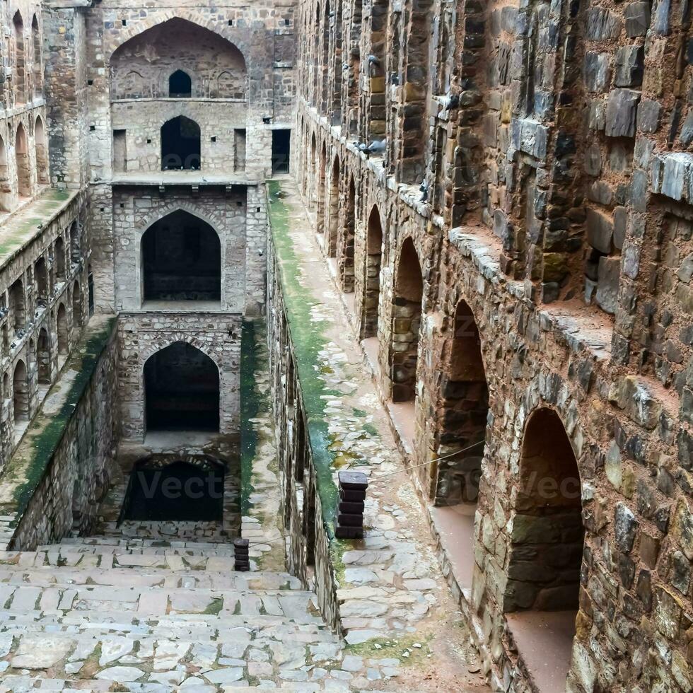 agrasen ki baoli - paso bien situado en medio de connaught colocado nueva delhi india, antigua construcción de arqueología antigua foto