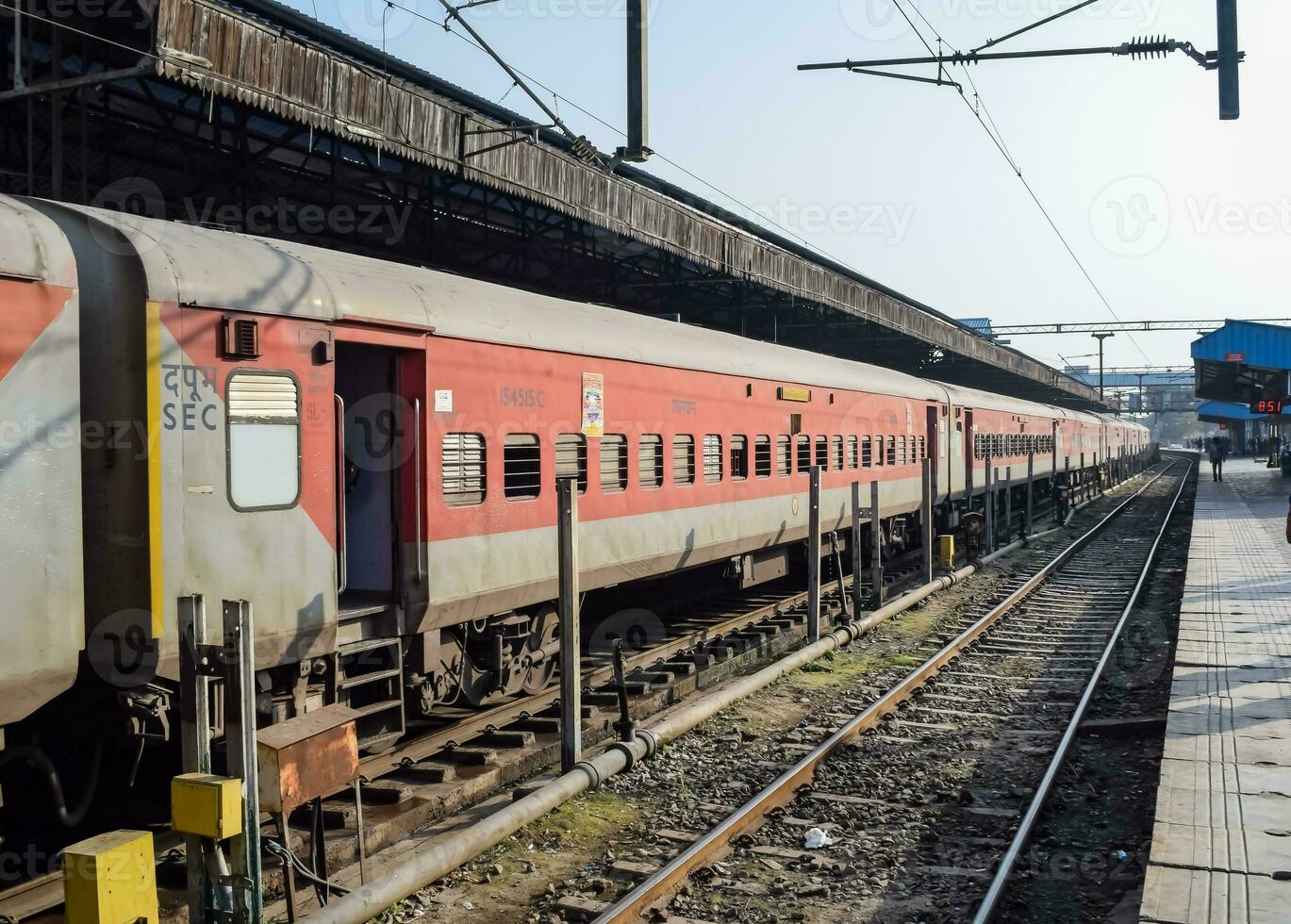 indio ferrocarril tren a amritsar ferrocarril estación plataforma durante Mañana tiempo, vistoso tren a amritsar, Punjab ferrocarril estación foto