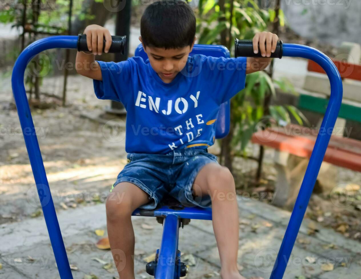 asiático chico haciendo rutina ejercicio en sociedad parque durante el Mañana tiempo. linda pequeño niño ejercicio y gimnasio a mantener él mismo ajuste para vida. niño ejercicio al aire libre disparar foto