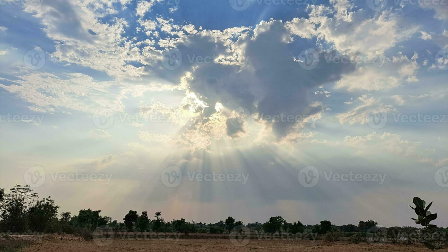 sun during the cloudy sky, and at this time amazing sun Rays come from clouds. photo