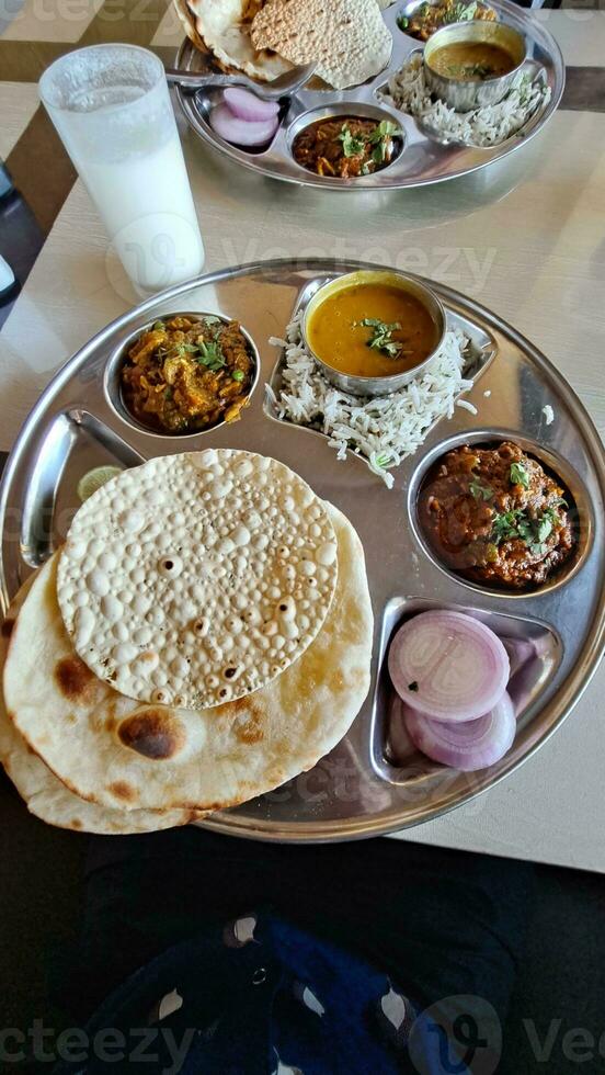 delicioso indio punjabi comida plato foto
