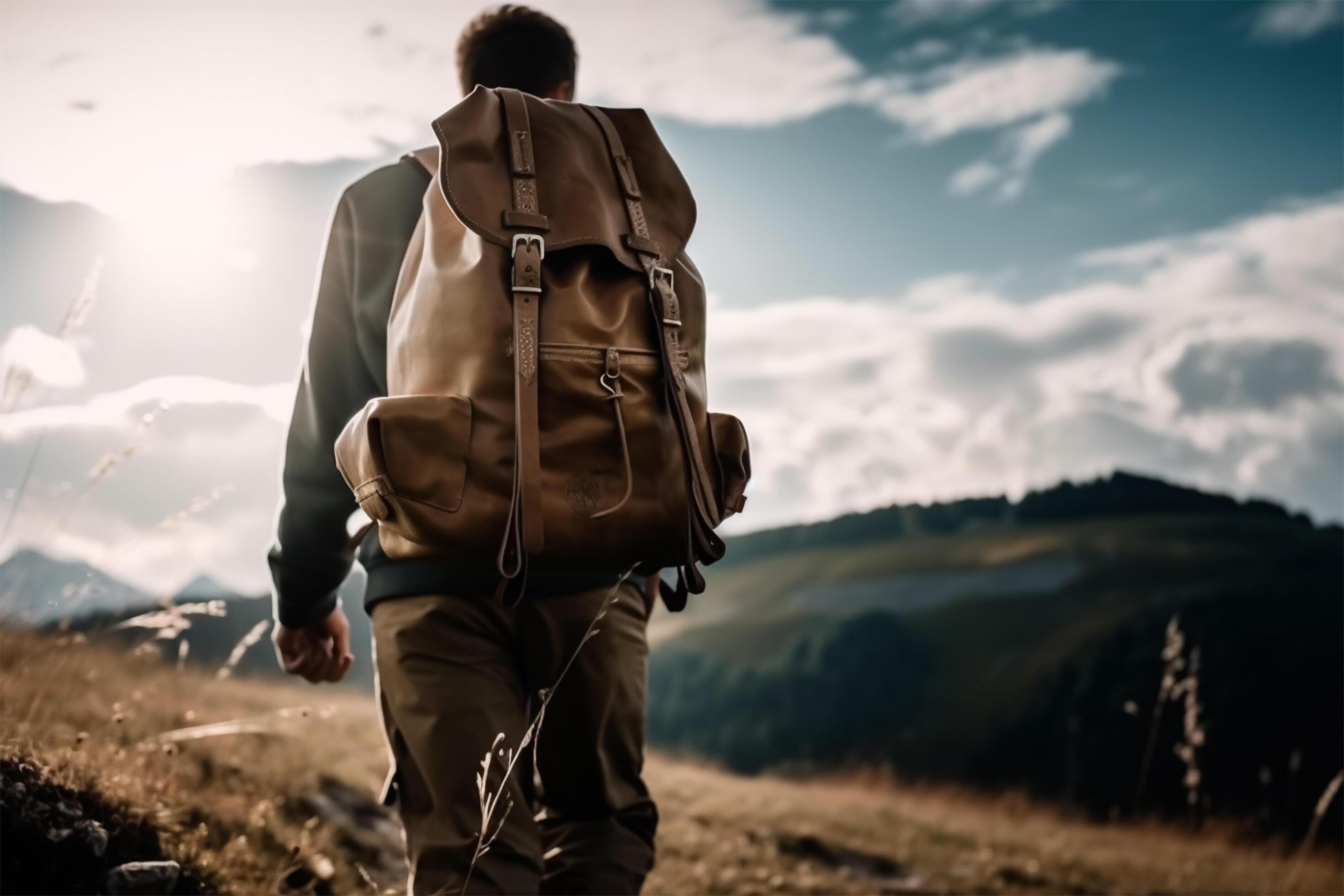 Vista Trasera Del Hombre Sospechoso Con Mochila Grande Esperando