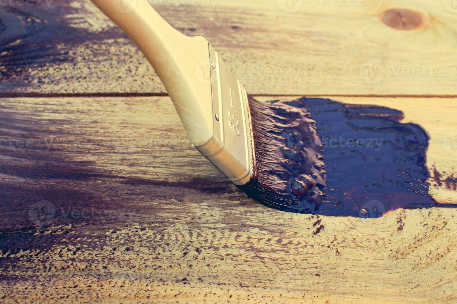 cepillo en de madera antecedentes. tablero medio pintado. tonificado imagen foto