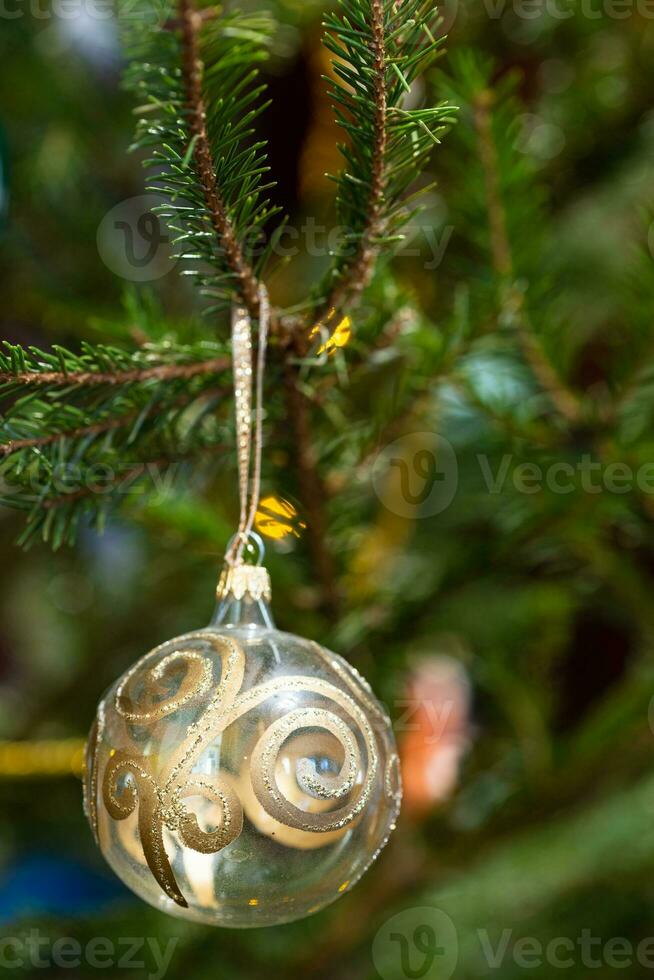 ornamental vaso pelota en natural Navidad árbol foto