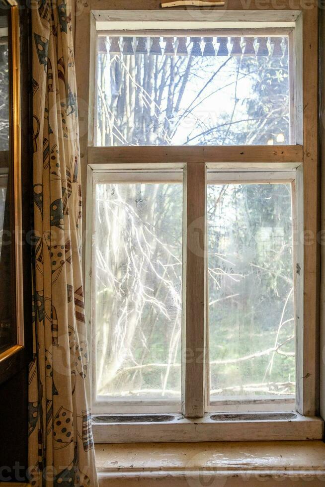 invierno de madera marco en ventana de pueblo casa foto