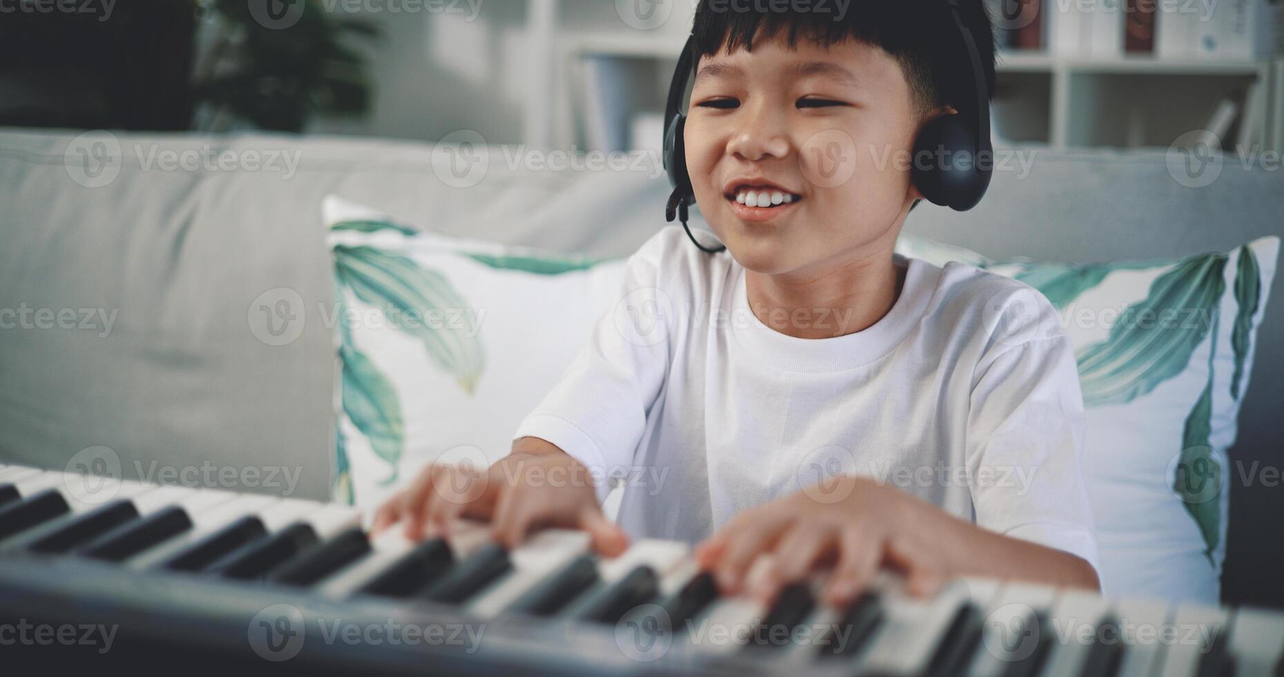 linda chico disfrutar a aprendizaje jugando piano a hogar foto