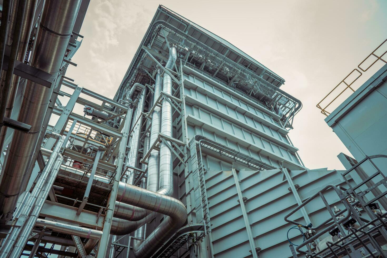 calor recuperación vapor generador con tubo línea, aire consumo y arriba escalera. el foto es adecuado a utilizar para industria antecedentes fotografía, poder planta póster y electricidad contenido medios de comunicación.