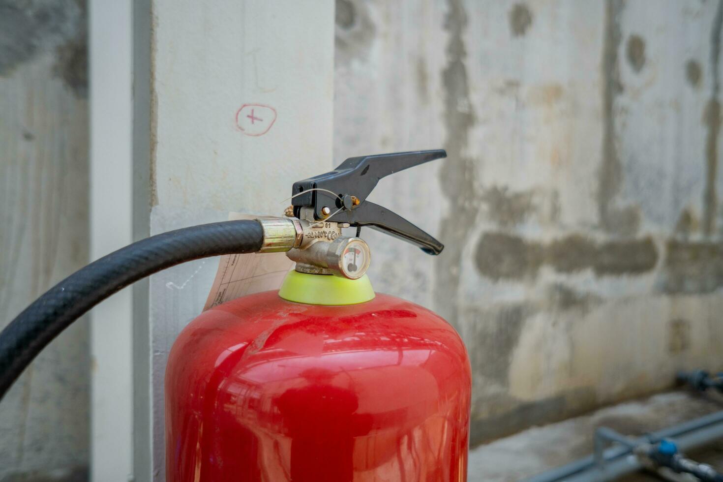 encargarse de de fuego extintor para emergencia fuego incidente. el foto es adecuado a utilizar para industria antecedentes fotografía, poder planta póster y la seguridad contenido medios de comunicación.