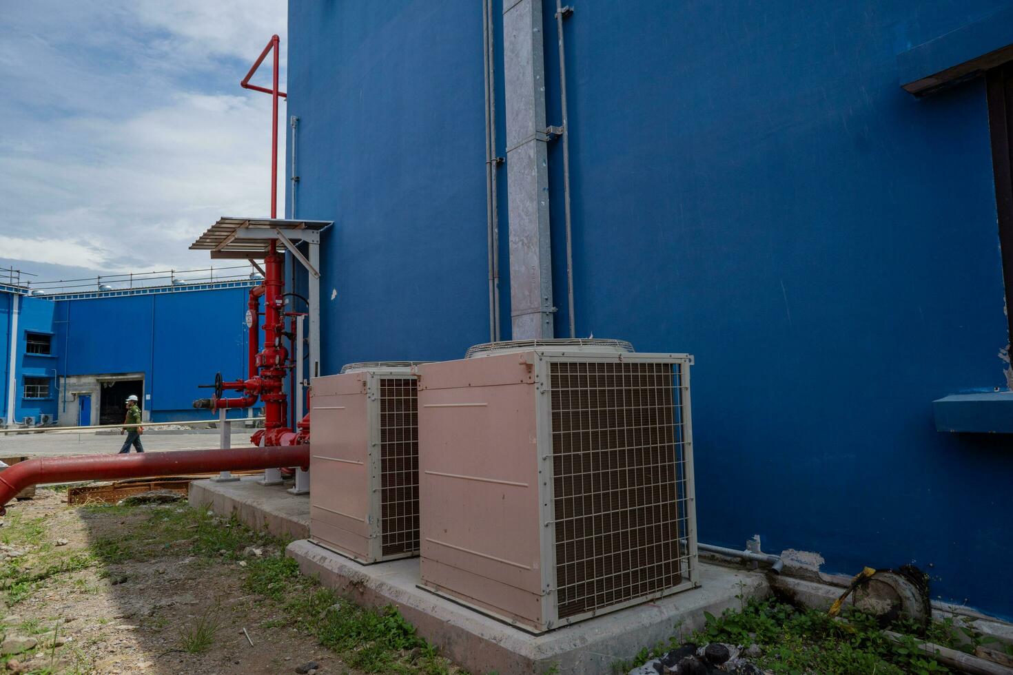 formación de al aire libre ventilador aire acondicionador en el techo parte superior edificio. el foto es adecuado a utilizar para construcción y mantenimiento de aire acondicionador.