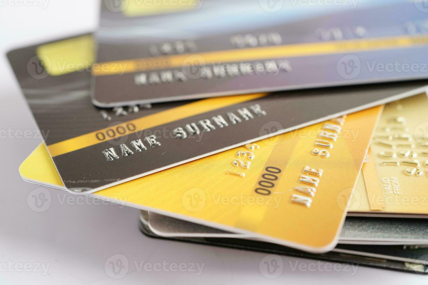 tarjeta de crédito con bloqueo de contraseña y dinero de billetes en dólares estadounidenses, concepto de negocio de finanzas de seguridad. foto