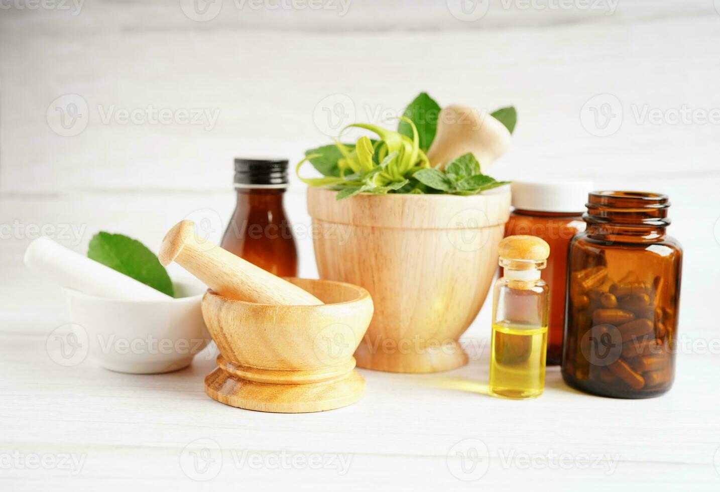 medicina alternativa cápsula orgánica a base de hierbas con vitamina e omega 3 aceite de pescado, mineral, medicamento con hojas de hierbas suplementos naturales para una vida sana y buena. foto