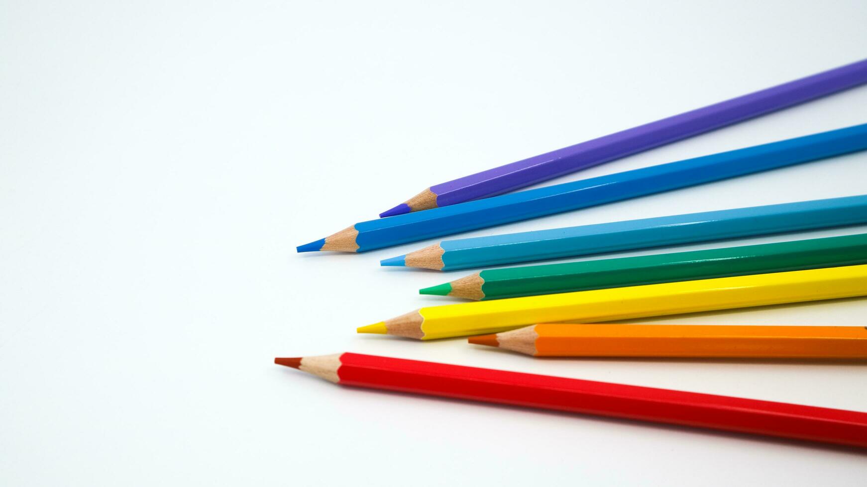 Muchos lápices de colores diferentes sobre fondo blanco. foto