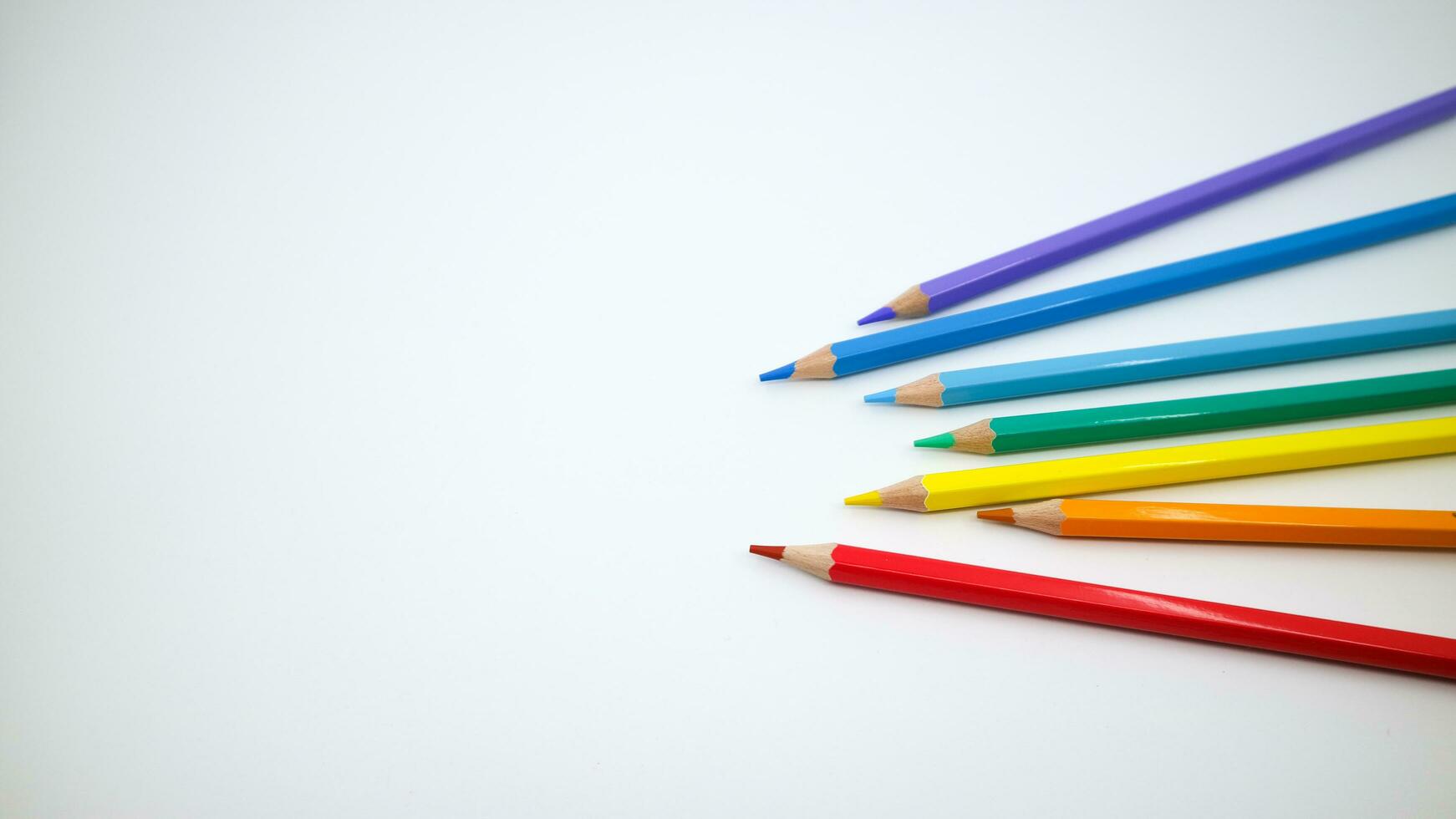 Muchos lápices de colores diferentes sobre fondo blanco. foto