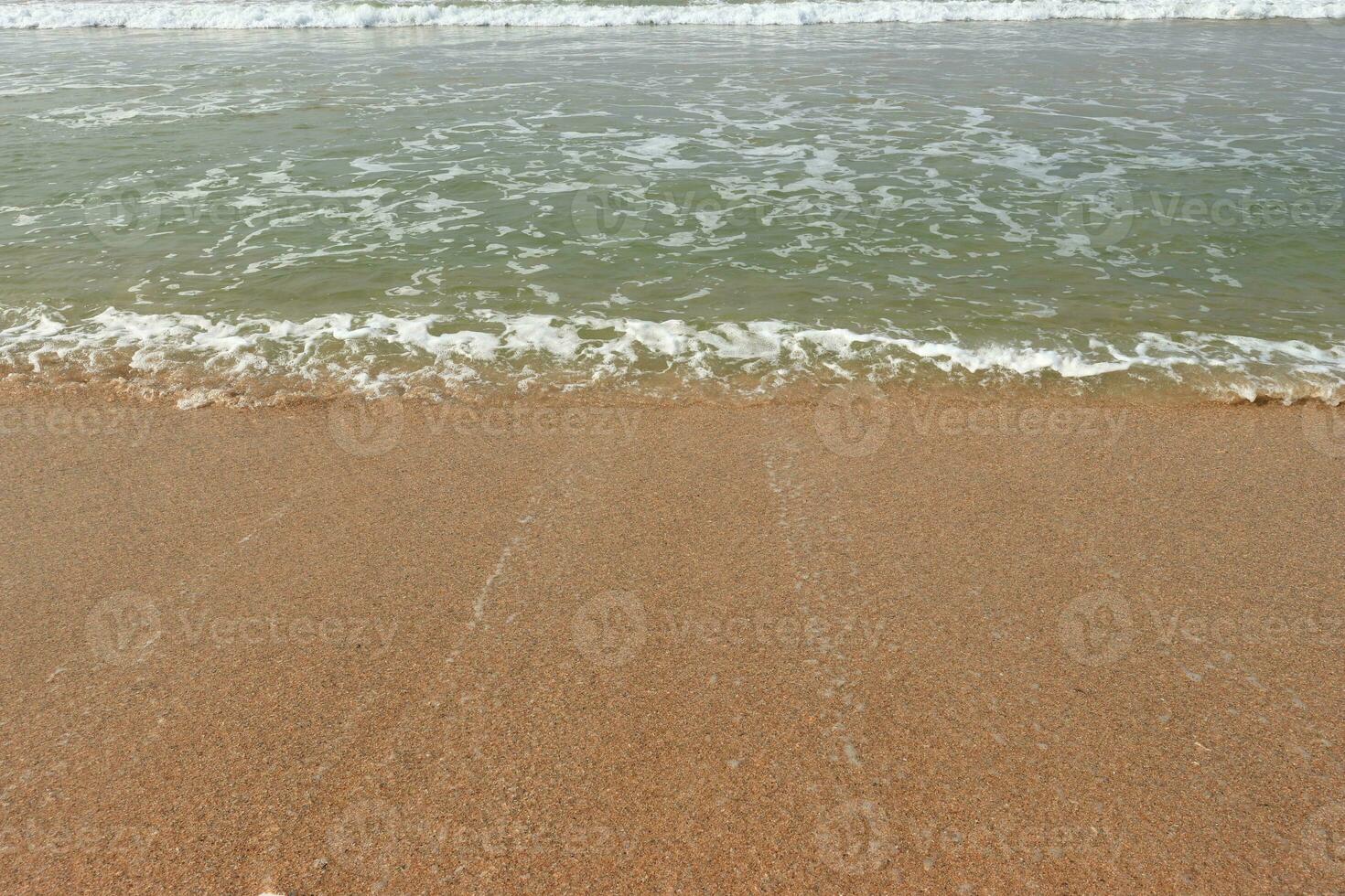 hermosa olas en el arena playa antecedentes. foto