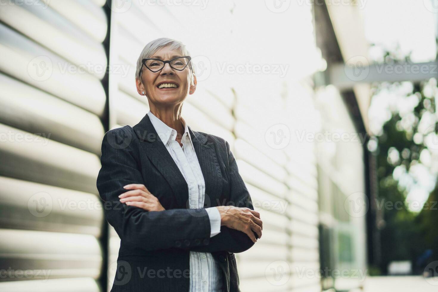 al aire libre retrato de exitoso maduro mujer de negocios en frente de empresa edificio. foto