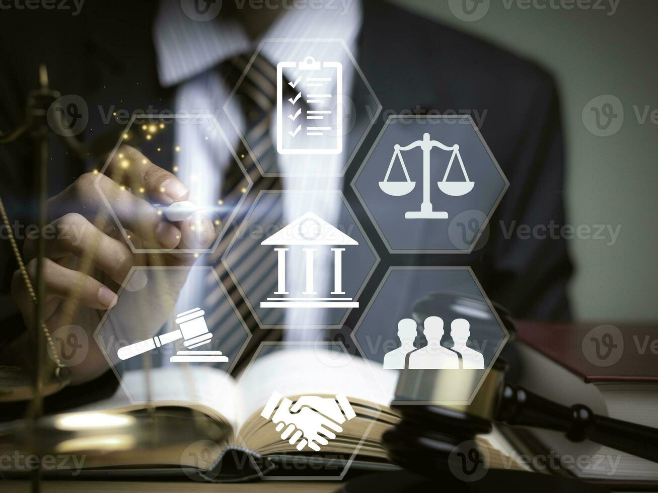 abogados de justicia con mazo de juez, empresario de traje o abogado que contrata abogados en el sistema digital. derecho legal, enjuiciamiento, asesor legal, pleito, detective, investigación, consultor legal.. foto