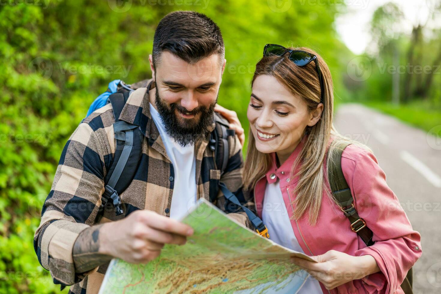 contento Pareja excursionismo en naturaleza y mirando a mapa. Pareja disfrutando su vacaciones. foto