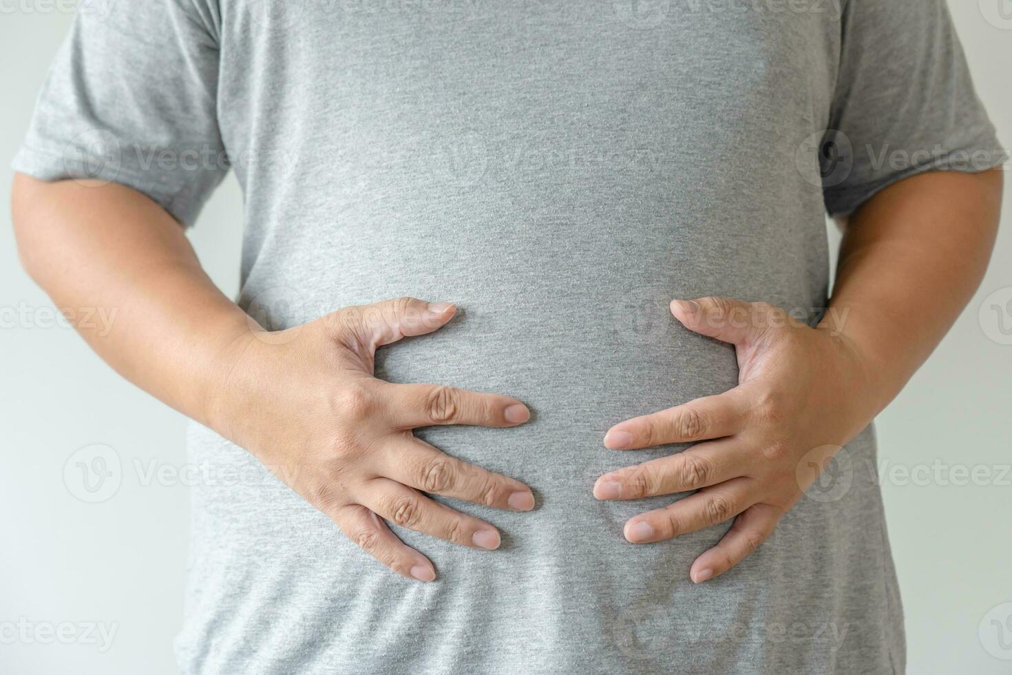 exceso de peso hombre cuerpo concepto de insalubre estilo de vida ganancia más grasa y alto riesgo a enfermedad foto