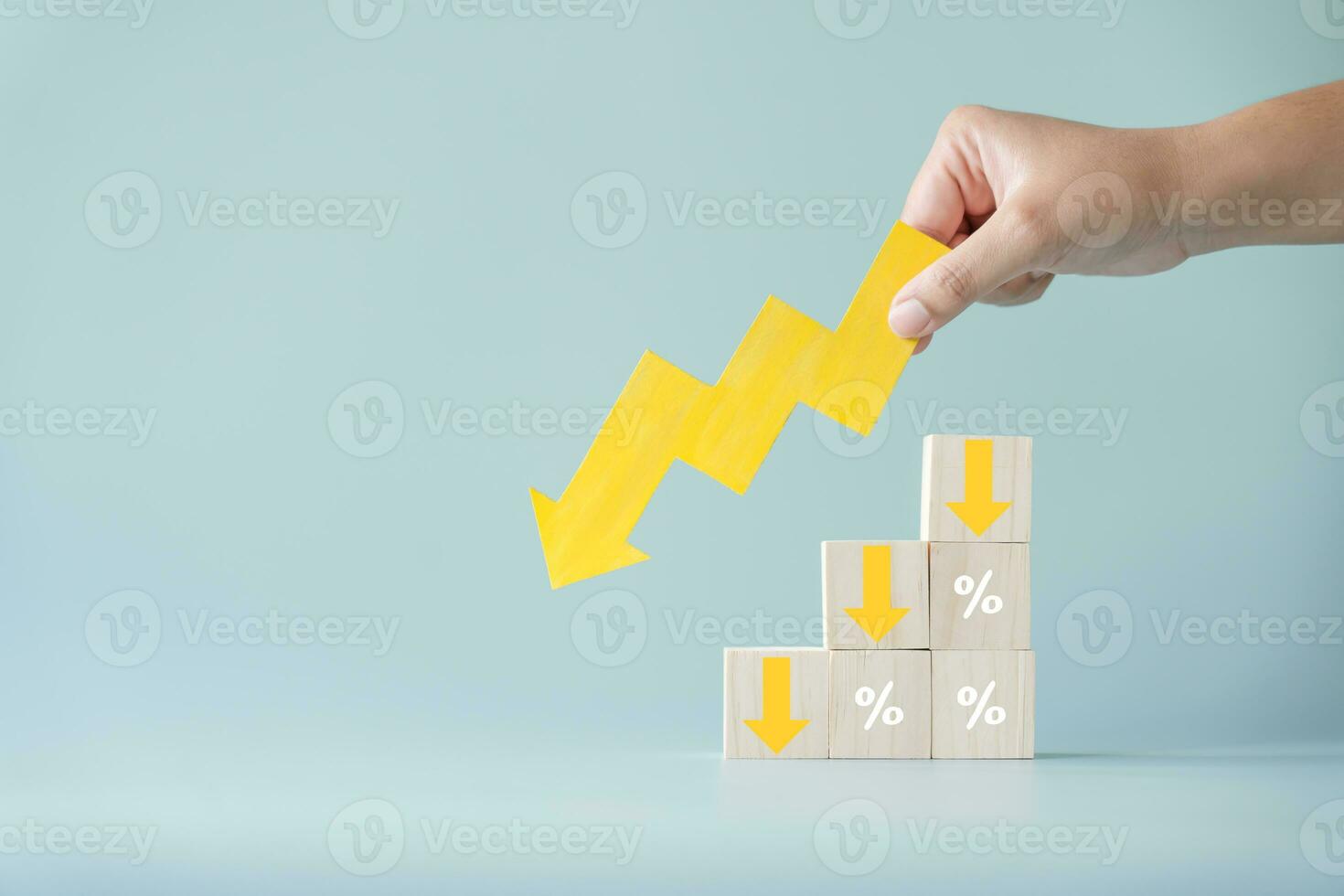amarillo papel cortar flecha yendo abajo negativo tendencia en de madera bloques con porcentajes concepto de lucro decreciente en porcentaje. foto