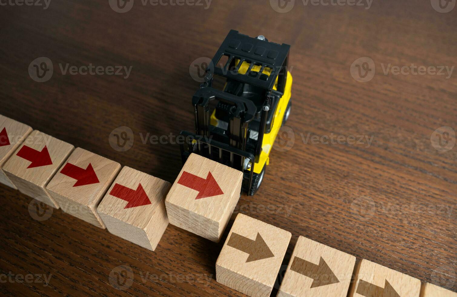 Fill in the missing link in the process and move on. Interrupt or start a process. The forklift controls the continuation of work. Optimization, efficiency improvement. Movement towards goal photo