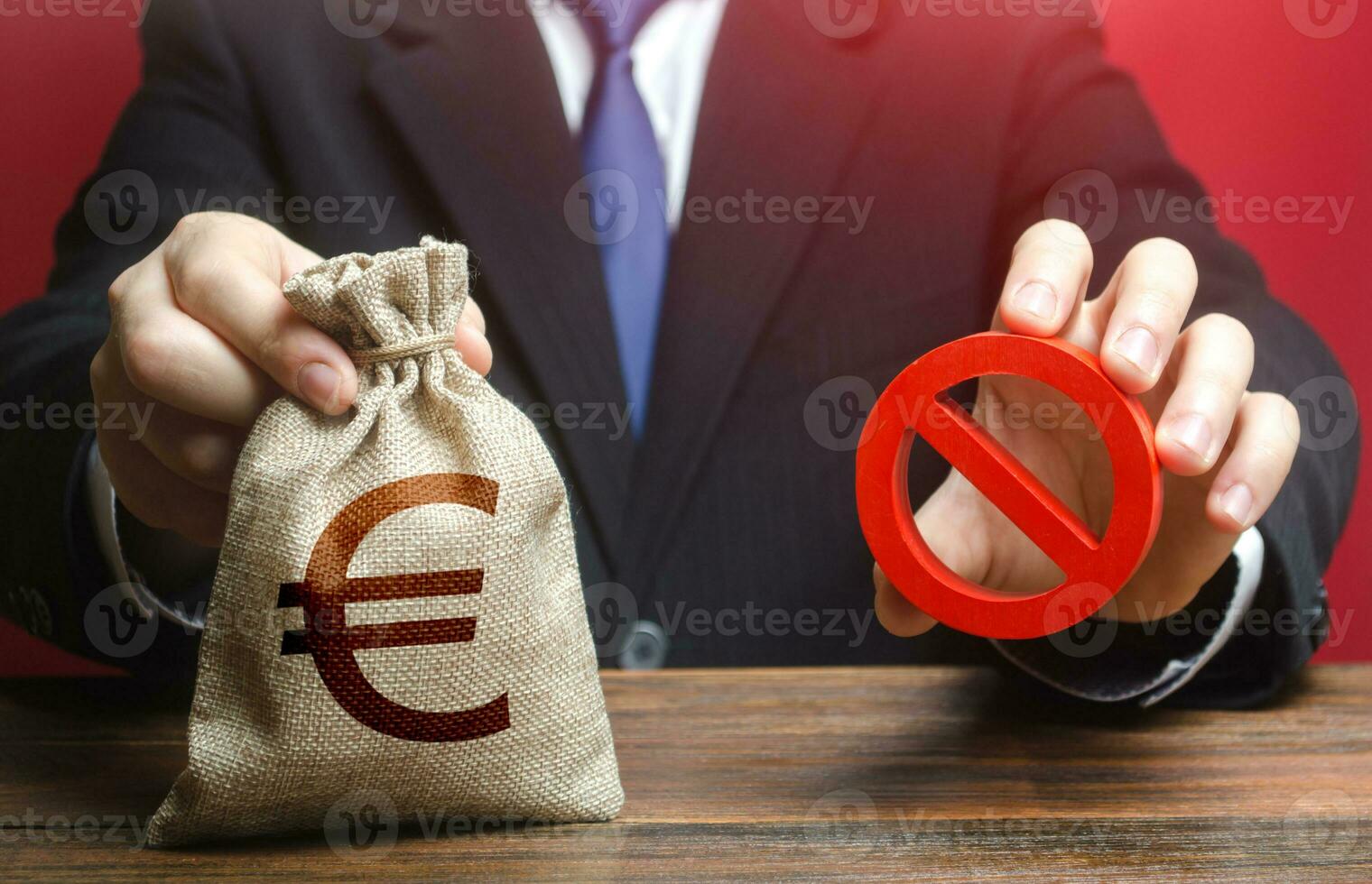 el hombre se niega a dar fuera euro dinero bolsa. rechazo a proporcionar un préstamo hipoteca, malo crédito historia. financiero dificultades. activo congelar convulsión. cabildeo. económico sanciones, confiscación de fondos. foto