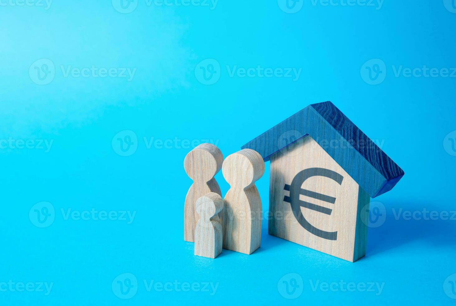 familia casa con euro símbolo. hipoteca. propiedad valuación. comprando un hogar. corredor de bienes raíces servicios. costo de viviendo, asequible alojamiento social programas foto