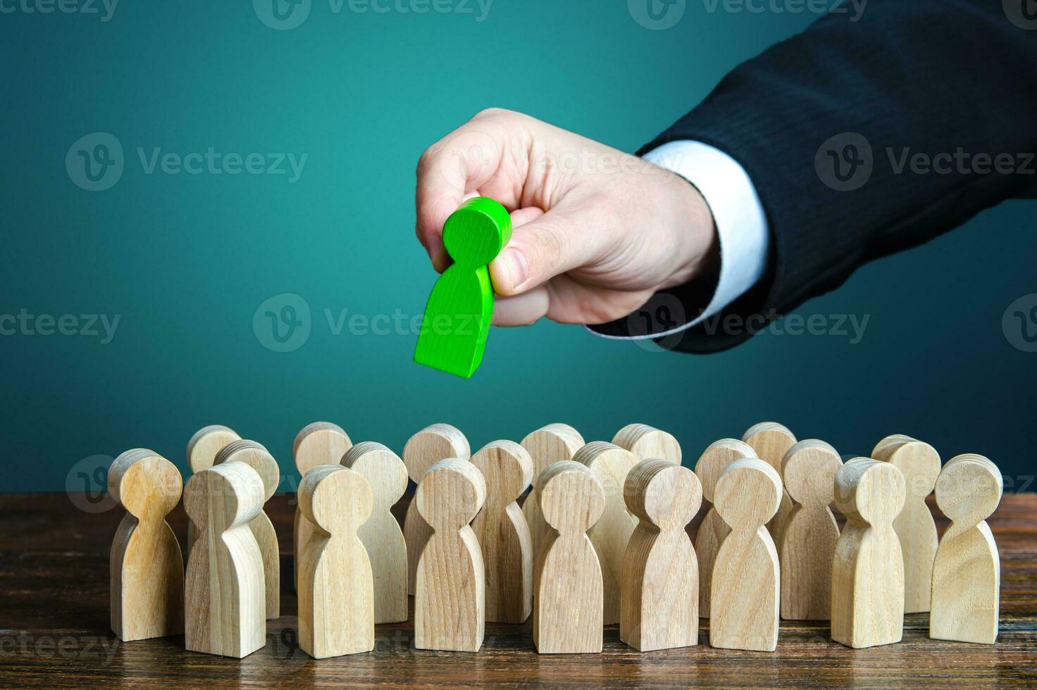 empresario nombra un líder para el grupo. distribución de administración en el compañía. líder posiciones, especializado formación de gerentes estructurando empresa empleados, asignar responsabilidades. foto