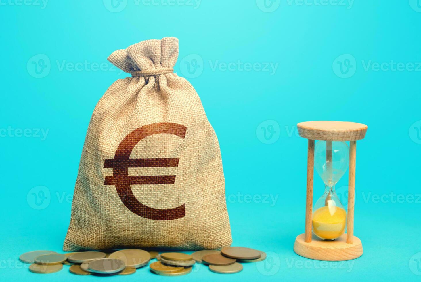 euro dinero bolso y reloj de arena. rentabilidad y regreso en inversión. hora para pago impuestos. pensión ahorros. cliente lealtad programa. hipoteca préstamo. colocación un depositar en el banco. foto