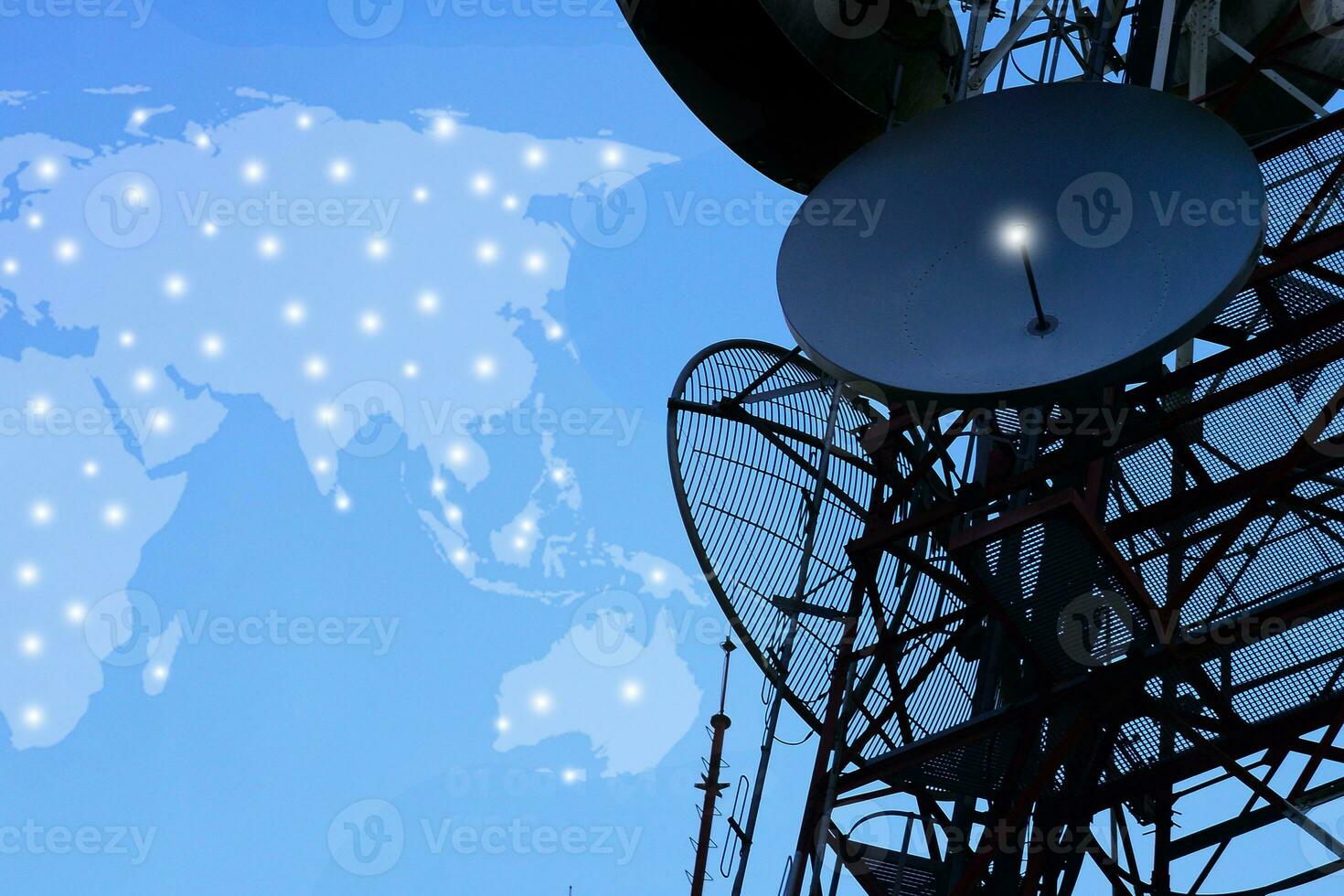 telecomunicación mástil televisión antenas inalámbrico tecnología con azul cielo en el Mañana foto