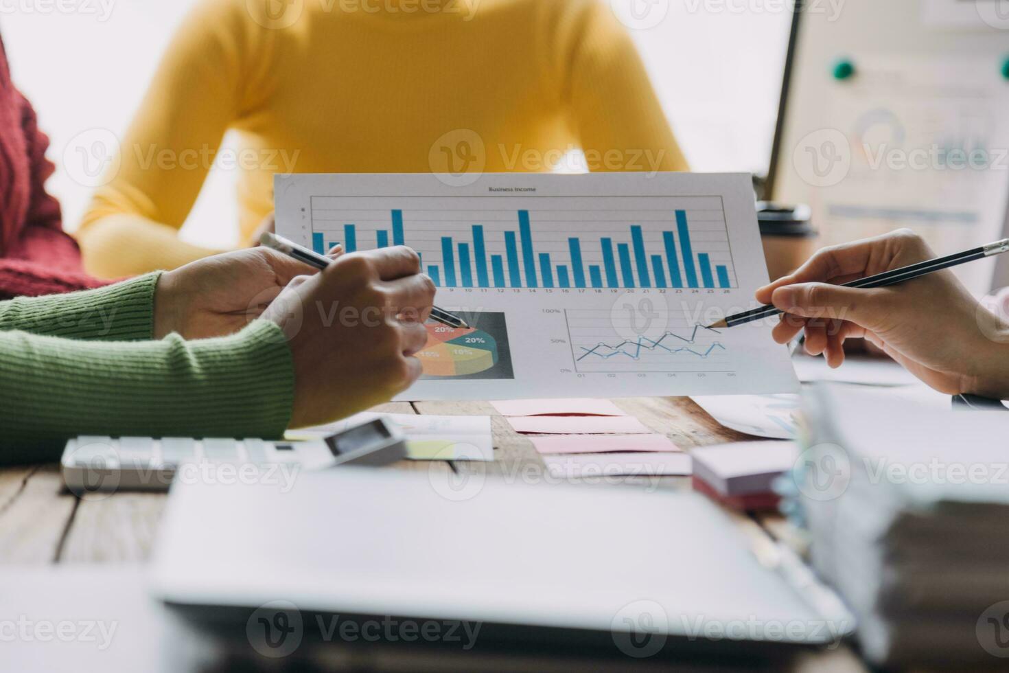 los analistas financieros analizan los informes financieros de negocios en un proyecto de inversión de planificación de tabletas digitales durante una discusión en una reunión de empresas que muestran los resultados de su exitoso trabajo en equipo. foto