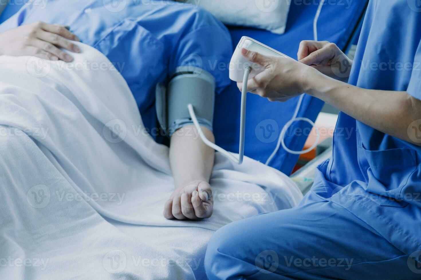 médico cheque arriba después cirugía. médico conmovedor paciente mano y consolador foto