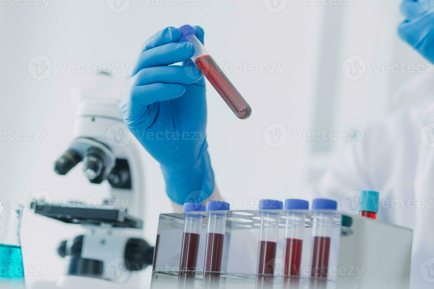 mano de científico con prueba tubo y matraz en médico química laboratorio azul bandera antecedentes foto
