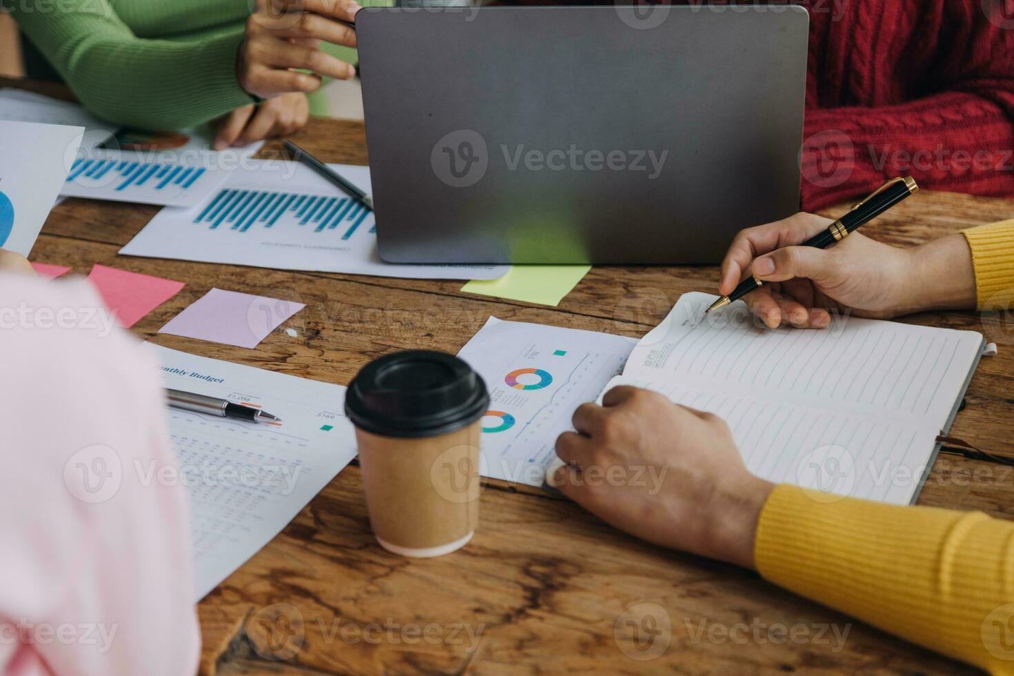 los analistas financieros analizan los informes financieros de negocios en un proyecto de inversión de planificación de tabletas digitales durante una discusión en una reunión de empresas que muestran los resultados de su exitoso trabajo en equipo. foto