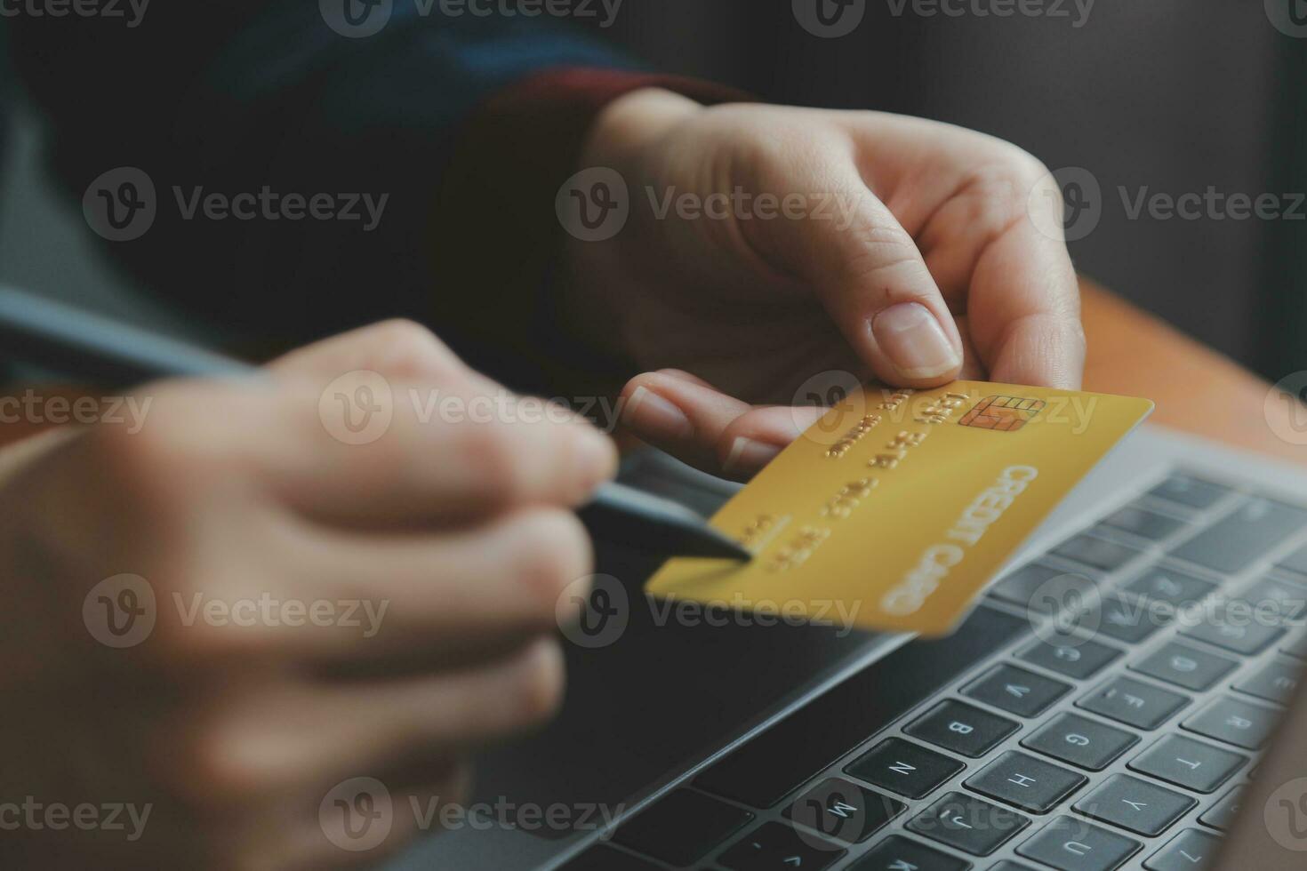 mujer participación crédito tarjeta y utilizando teléfonos inteligentes a casa.online compras, Internet bancario, Tienda en línea, pago, gasto dinero, comercio electrónico pago a el almacenar, crédito tarjeta, concepto foto