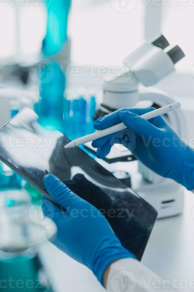 médico desarrollo laboratorio caucásico hembra científico mirando debajo microscopio, análisis petri plato muestra. especialistas trabajando en medicamento, biotecnología investigación en avanzado pharma laboratorio foto