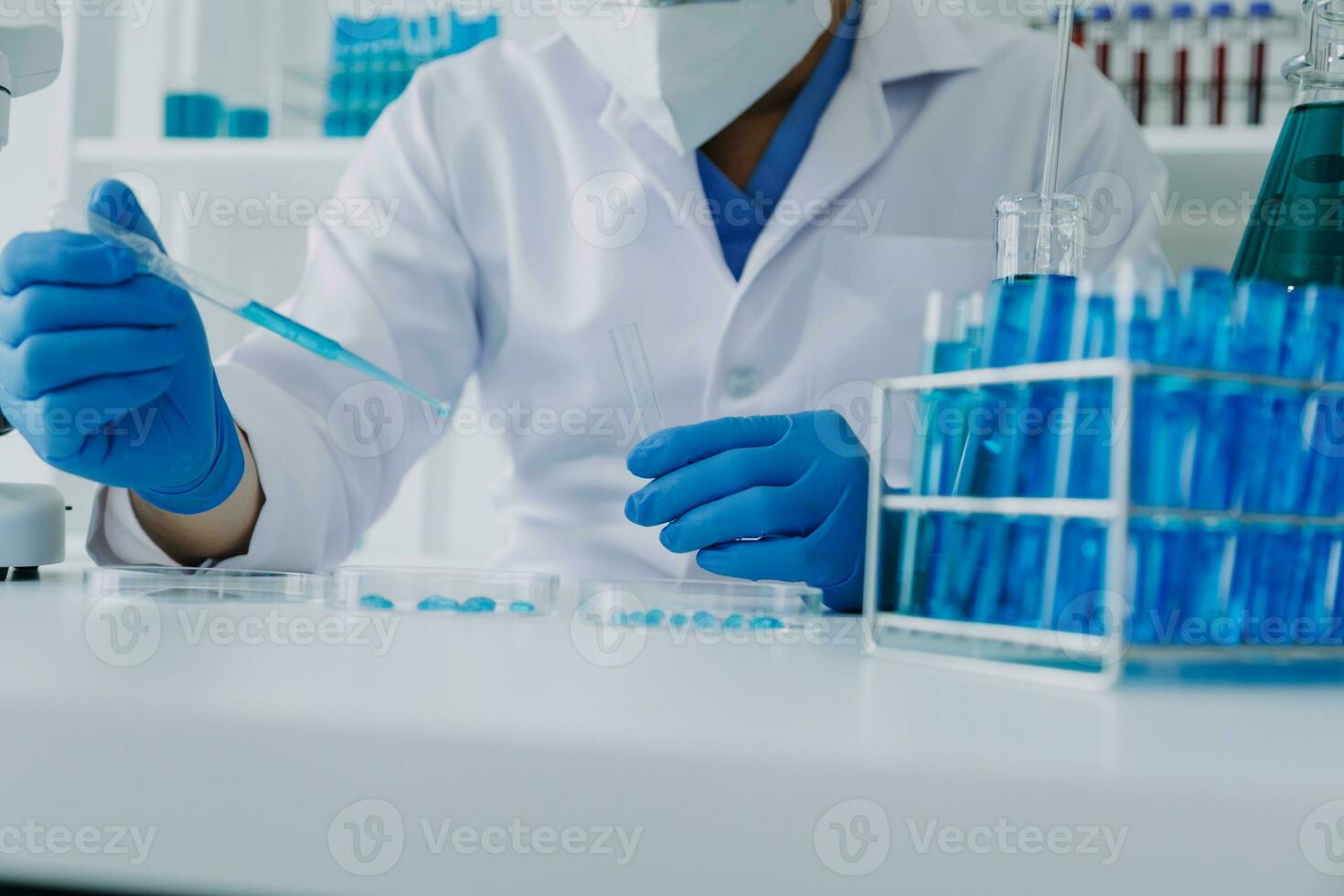 médico desarrollo laboratorio caucásico hembra científico mirando debajo microscopio, análisis petri plato muestra. especialistas trabajando en medicamento, biotecnología investigación en avanzado pharma laboratorio foto