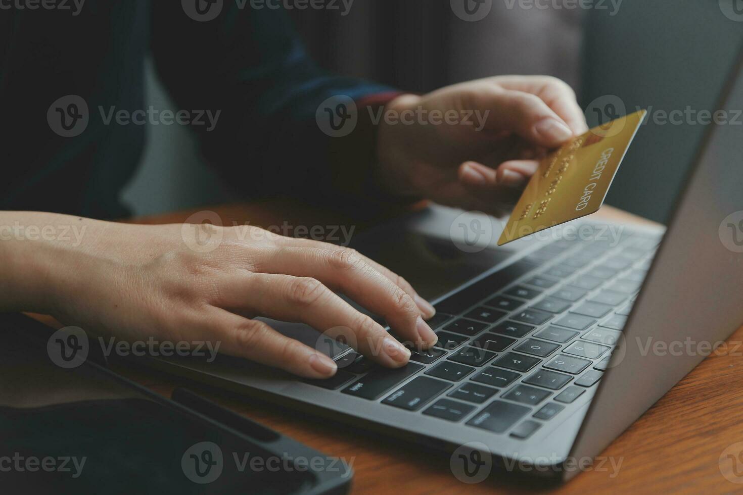 mujer participación crédito tarjeta y utilizando teléfonos inteligentes a casa.online compras, Internet bancario, Tienda en línea, pago, gasto dinero, comercio electrónico pago a el almacenar, crédito tarjeta, concepto foto