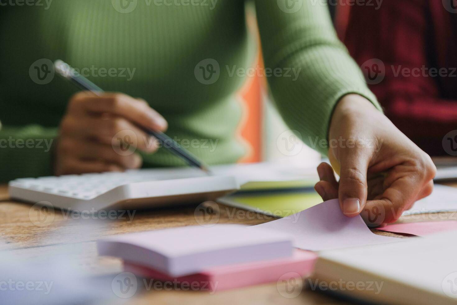 los analistas financieros analizan los informes financieros de negocios en un proyecto de inversión de planificación de tabletas digitales durante una discusión en una reunión de empresas que muestran los resultados de su exitoso trabajo en equipo. foto