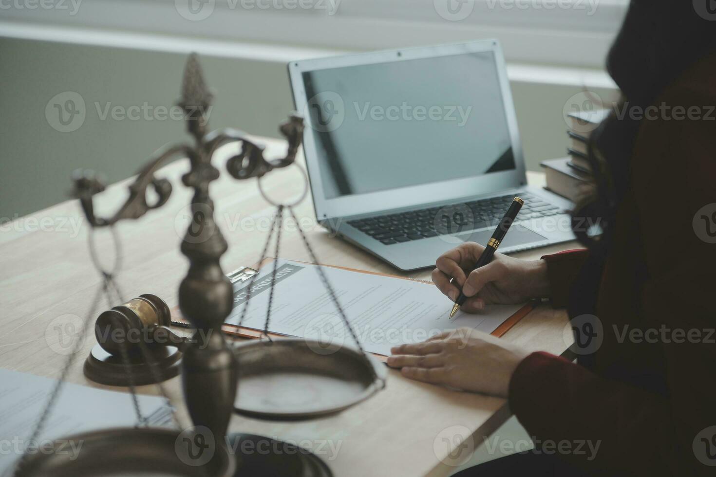 negocios y abogados discutiendo documentos contractuales con escala de latón en el escritorio de la oficina. ley, servicios legales, asesoramiento, justicia y concepto de ley con efecto de grano de película foto