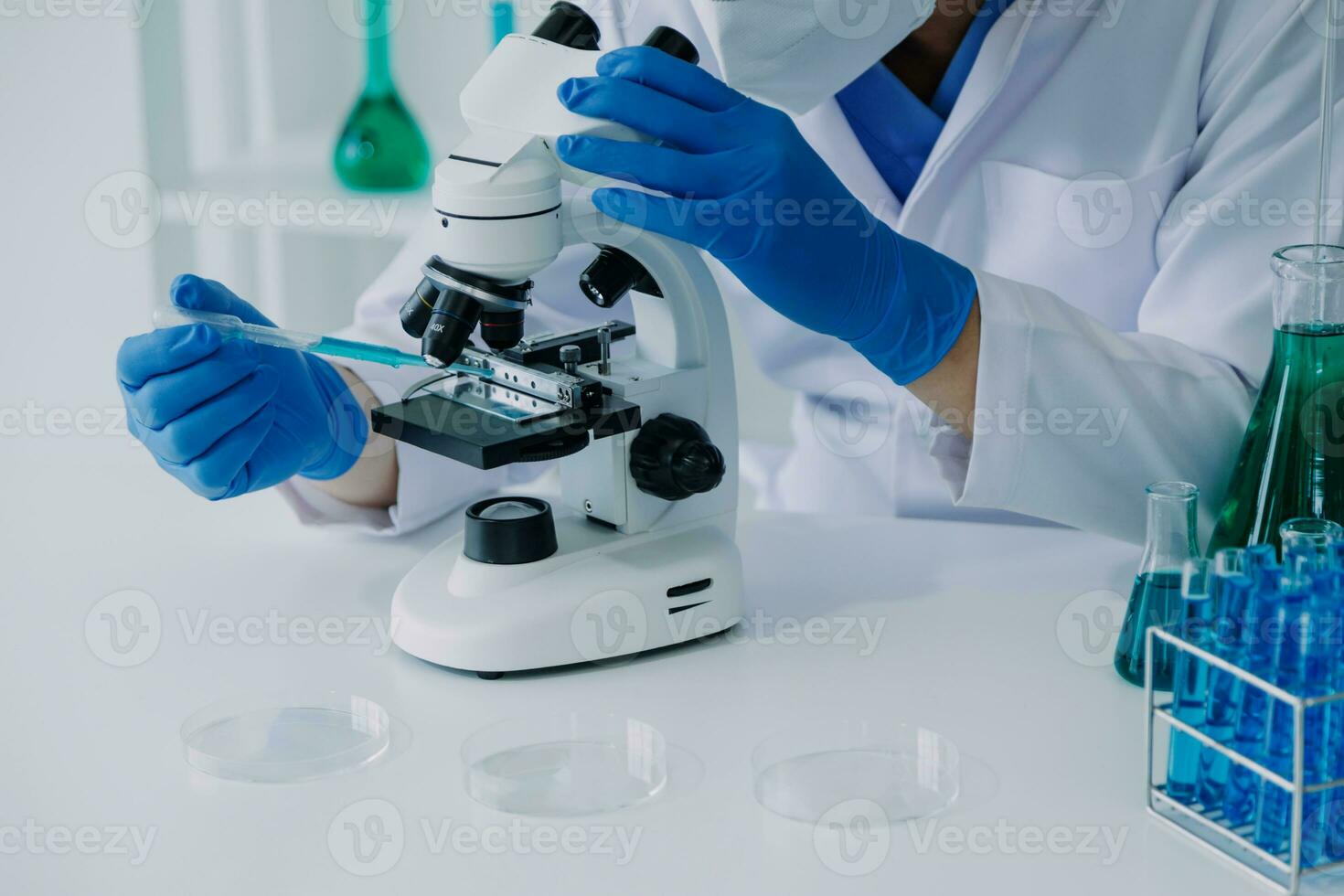 médico desarrollo laboratorio caucásico hembra científico mirando debajo microscopio, análisis petri plato muestra. especialistas trabajando en medicamento, biotecnología investigación en avanzado pharma laboratorio foto