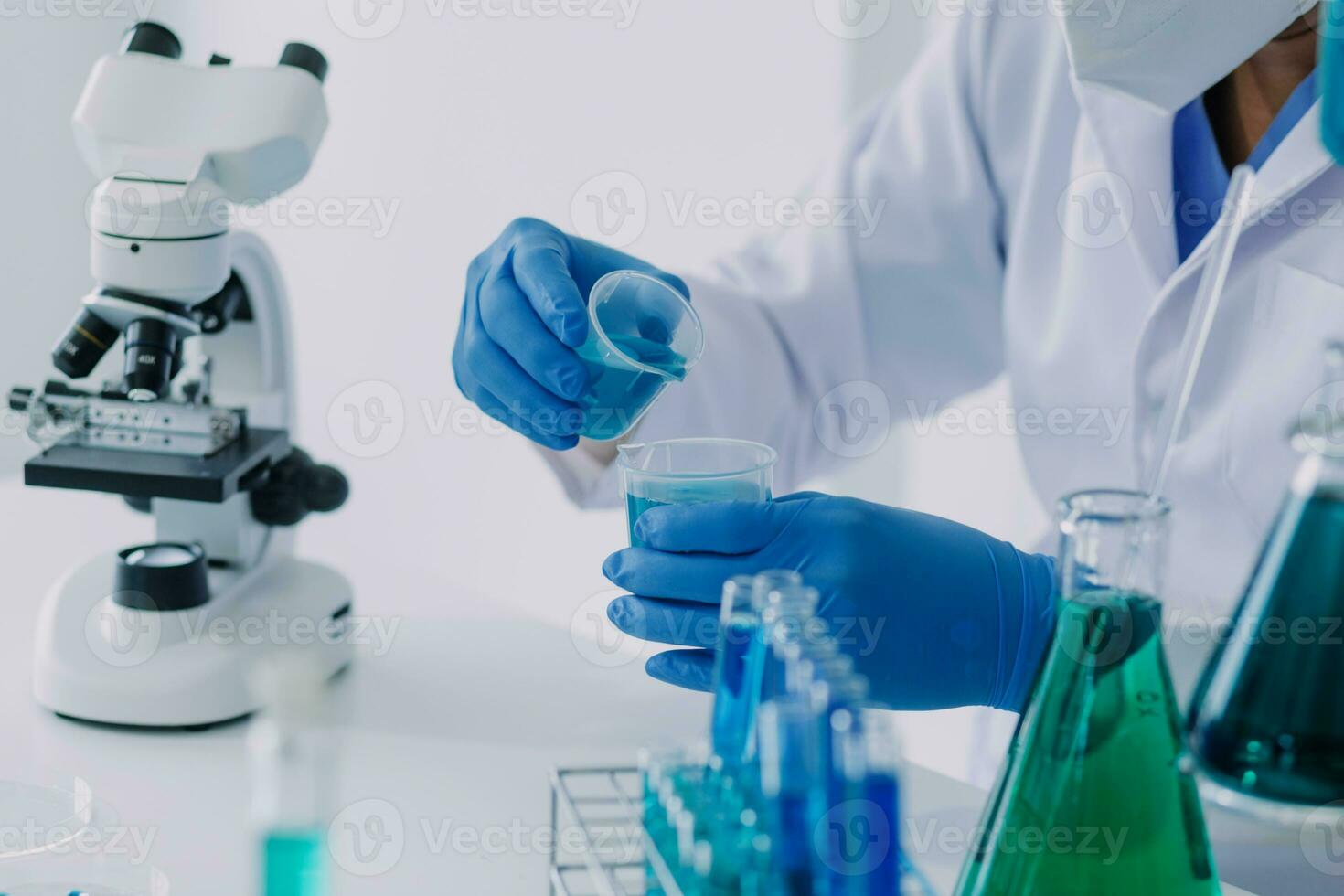 médico desarrollo laboratorio caucásico hembra científico mirando debajo microscopio, análisis petri plato muestra. especialistas trabajando en medicamento, biotecnología investigación en avanzado pharma laboratorio foto