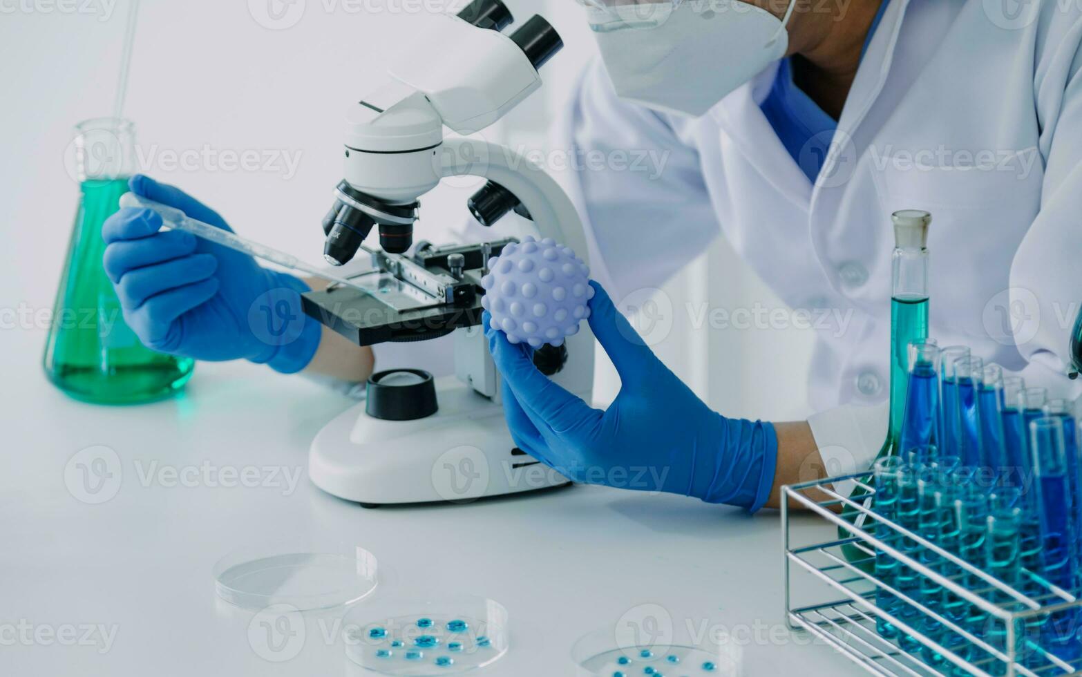 médico desarrollo laboratorio caucásico hembra científico mirando debajo microscopio, análisis petri plato muestra. especialistas trabajando en medicamento, biotecnología investigación en avanzado pharma laboratorio foto