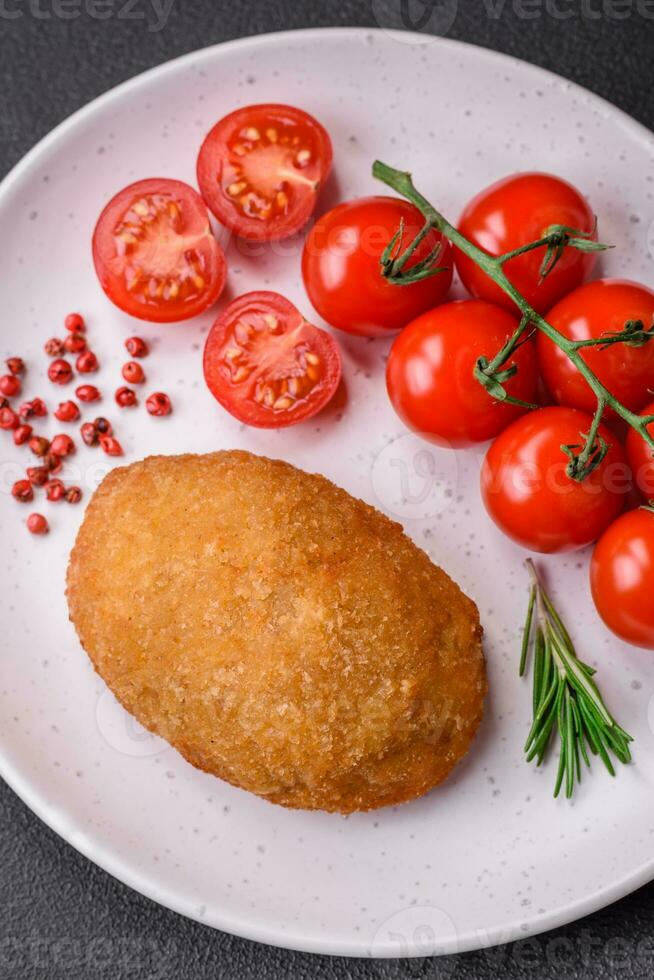 delicioso horneado chuleta empanizado con especias, sal y hierbas foto