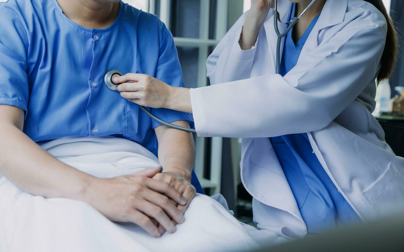 médico mujer consultante paciente sentado a médico oficina. prevención de hombres enfermedades, cuidado de la salud, médico servicio, consulta, concepto. foto