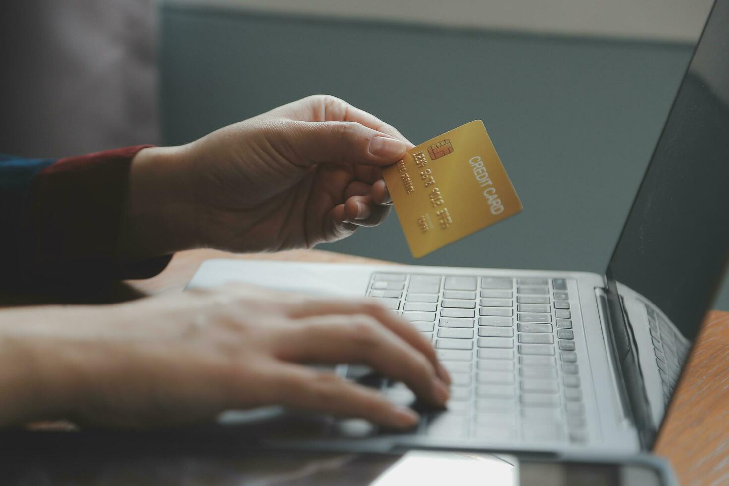 mujer participación crédito tarjeta y utilizando teléfonos inteligentes a casa.online compras, Internet bancario, Tienda en línea, pago, gasto dinero, comercio electrónico pago a el almacenar, crédito tarjeta, concepto foto