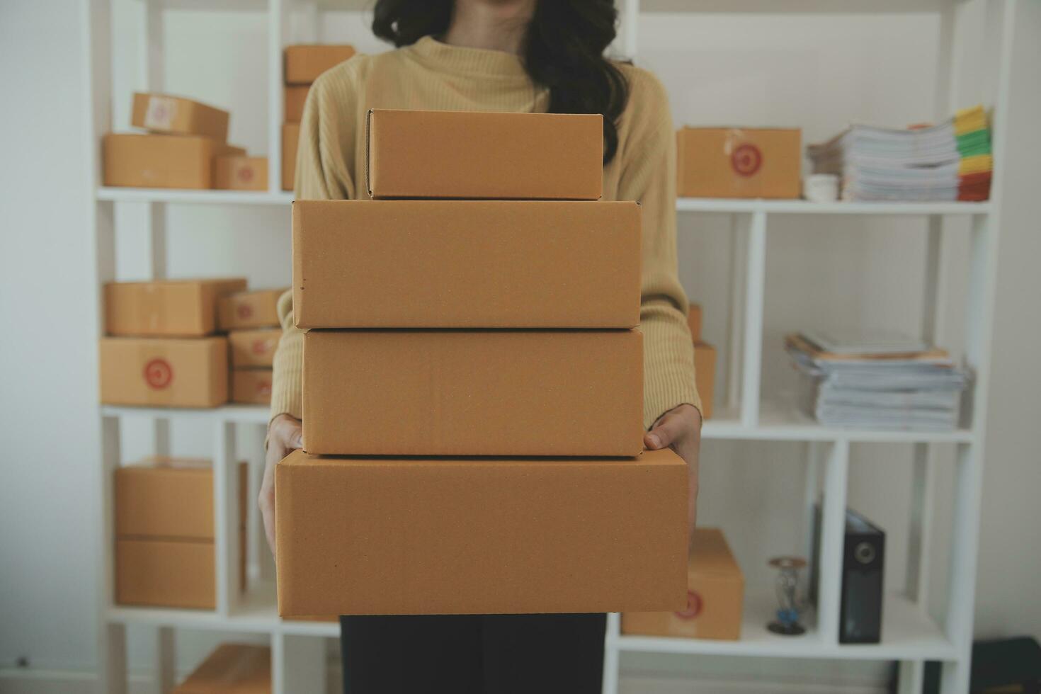 mujer de negocios puesta en marcha empresaria de pequeña empresa sme éxito. mujer independiente que trabaja en casa con entrega de paquetes en línea. concepto de entrega de pymes y embalajes foto