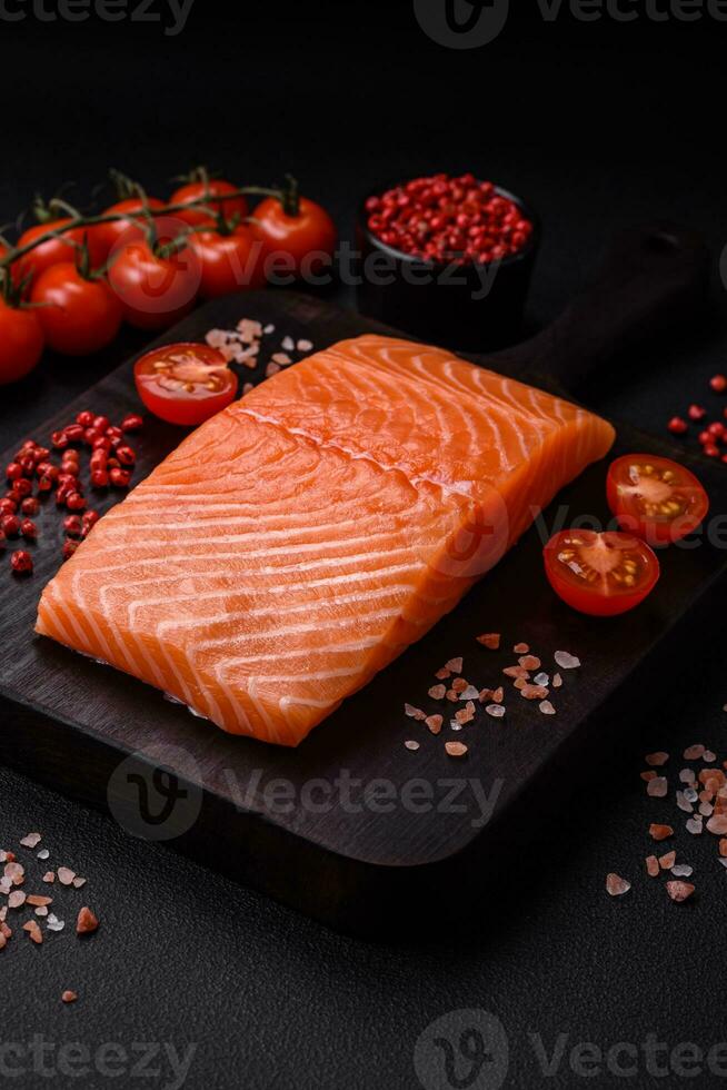 Fresco crudo salmón rojo pescado filete con sal y especias foto